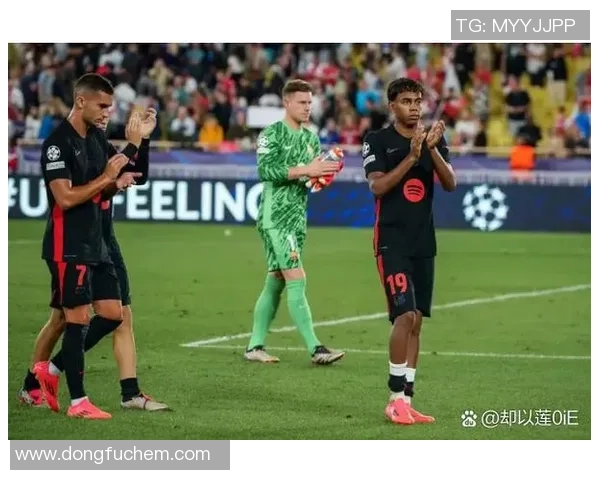 足球明星化身路人意外现身拜仁训练场引发球迷热议