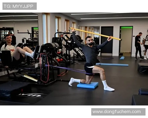 足球明星的日常生活揭秘从晨练到晚宴的精彩瞬间与背后的辛勤付出